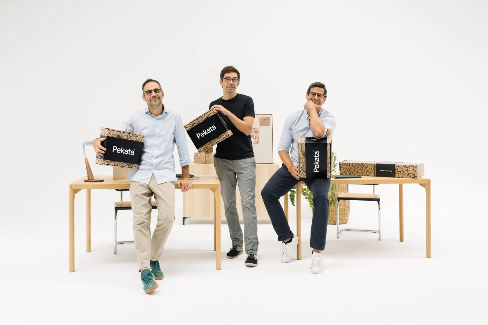 De drie partners van Pekata met de merkgeschenkdozen