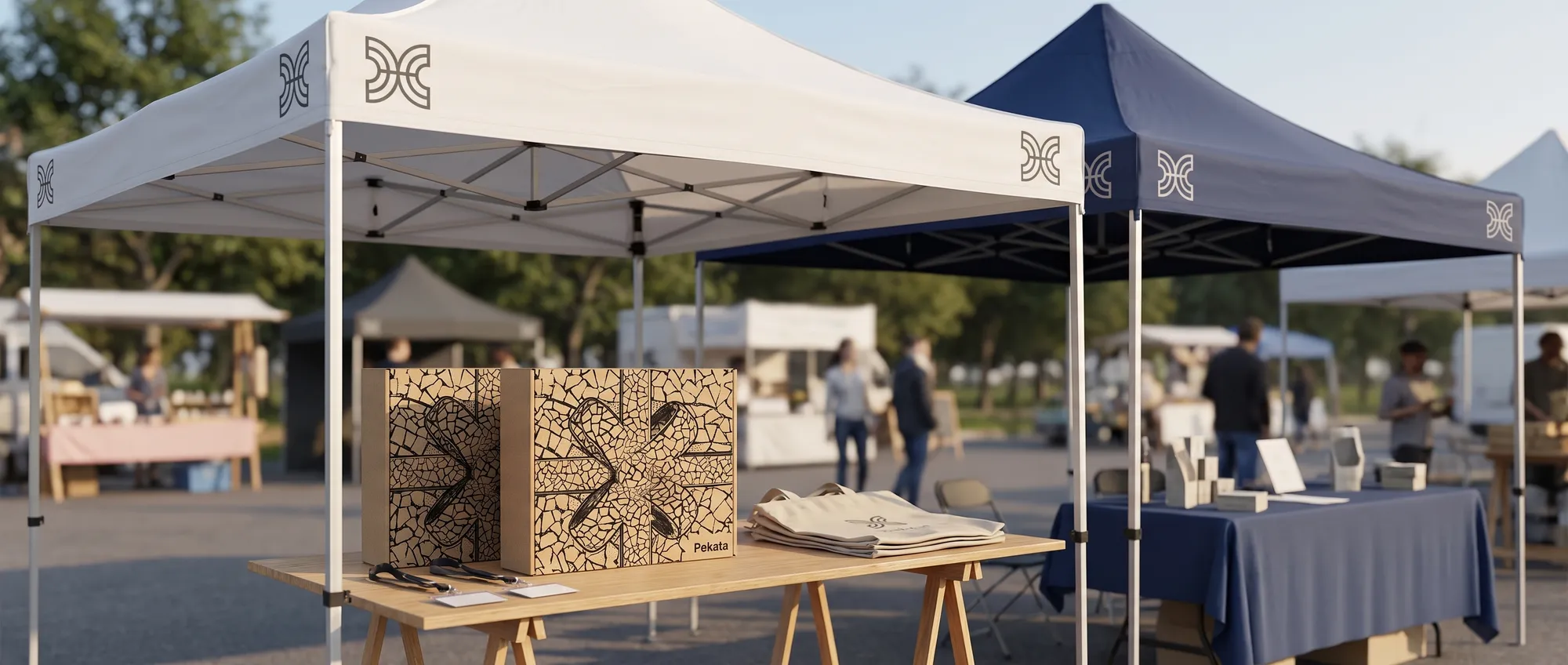 Opvouwbare tent van 3x3 meter met het dak en de val bedrukt met het logo van een bedrijf op een openluchtbeurs