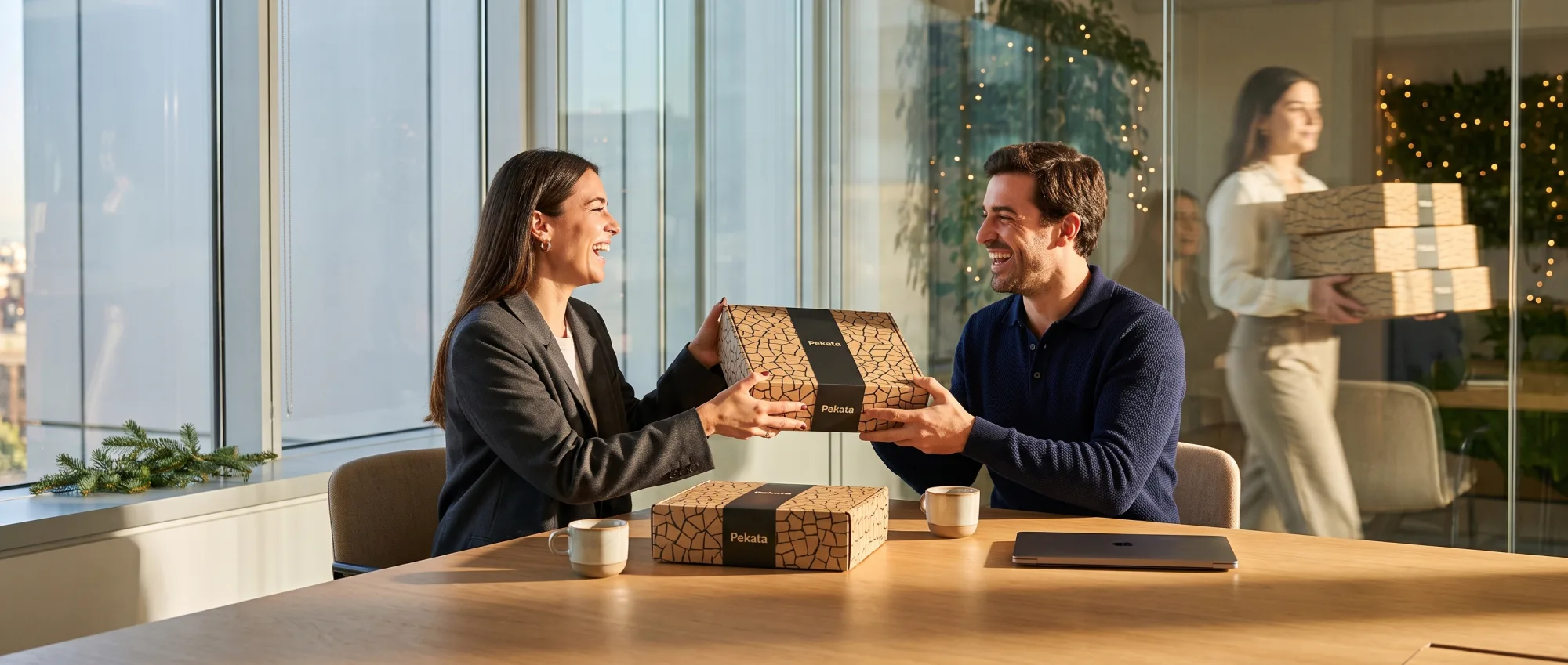 Overhandiging van een Pekata geschenkdoos tussen twee professionals in een vergaderruimte
