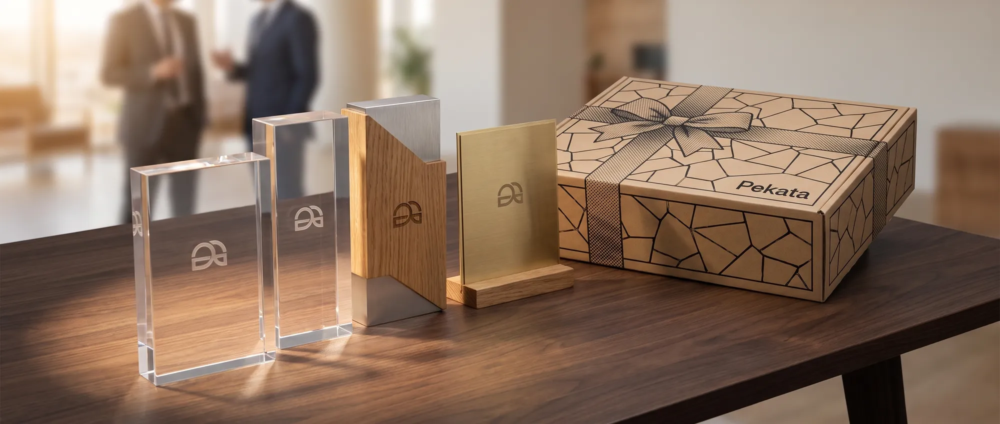 Gepersonaliseerde trofeeën voor bedrijven in acryl en glas gegraveerd met het logo van een bedrijf